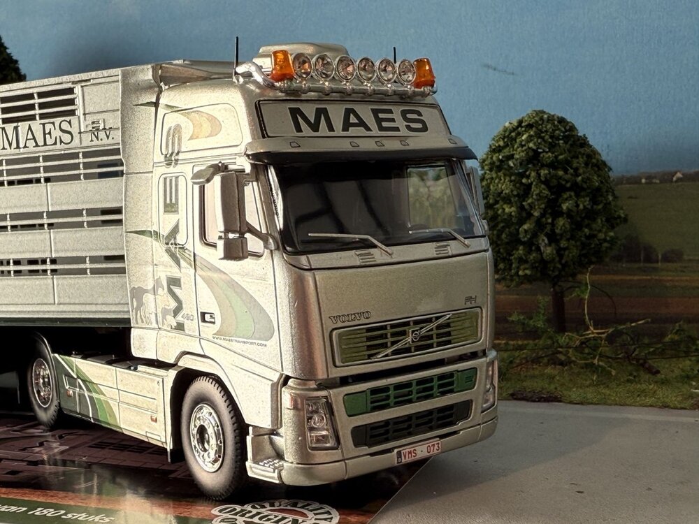 Tekno Tekno Volvo FH02 Globetrotter with 3-axle livestock trailer MAES