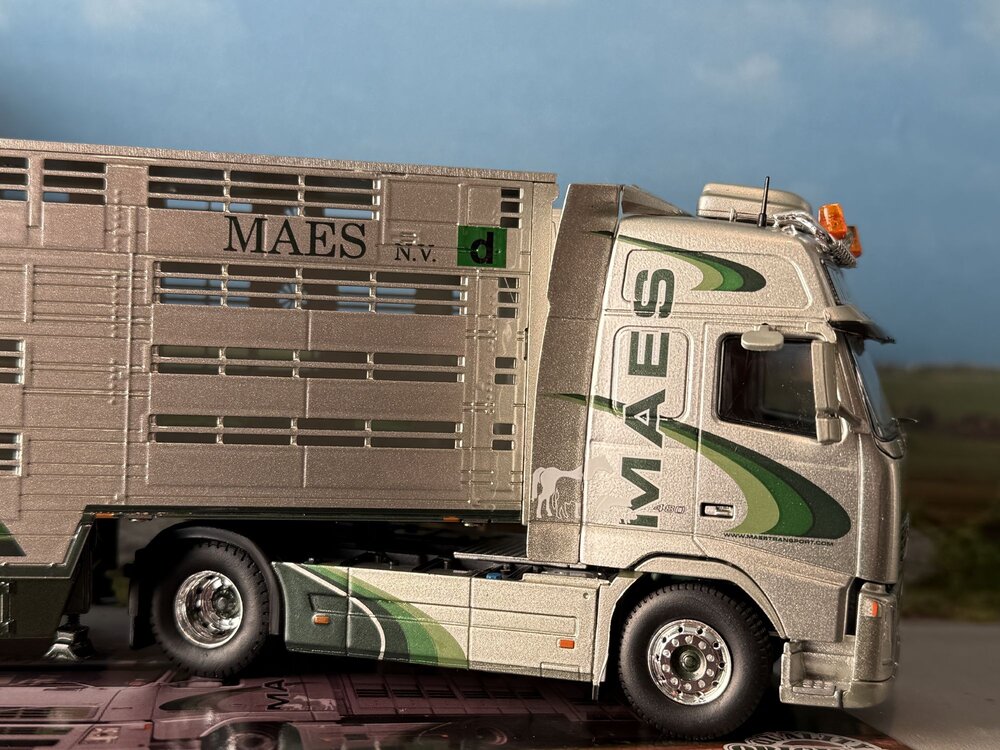 Tekno Tekno Volvo FH02 Globetrotter met 3-as veeoplegger MAES