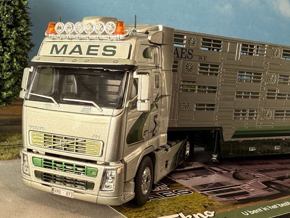 Tekno Tekno Volvo FH02 Globetrotter met 3-as veeoplegger MAES