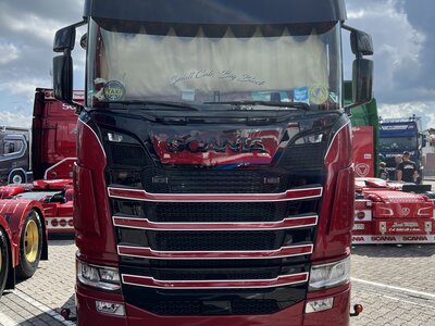 Tekno Tekno Scania S-Serie Next Gen Highline 6x2 met 3-as koeloplegger HEINRICHS - MERANO SPECK