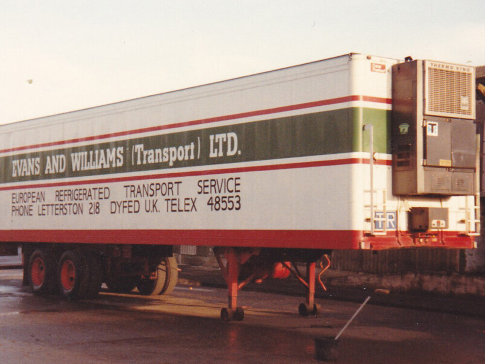 WSI WSI DAF 2800 4x2 met 2-as classic koeloplegger EVANS & WILLIAMS