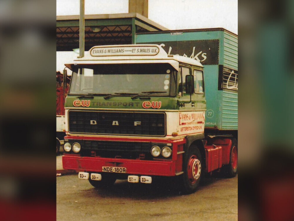 WSI WSI DAF 2800 4x2 met 2-as classic koeloplegger EVANS & WILLIAMS