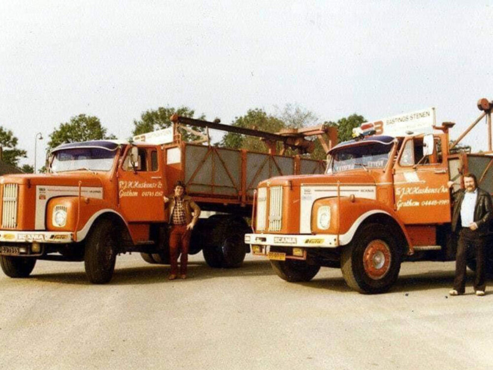WSI WSI Scania L110 Sleepercab Torpedo 6x2 with 3-axle classic brick trailer HUSKENS