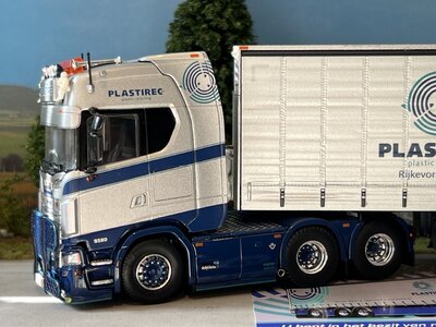 Tekno Tekno Scania NGS 6x4 met 3-as schuifzeilen oplegger PLASTIREC