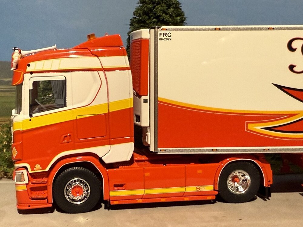 Tekno Tekno Scania Next Gen S-serie 4x2 with 3-axle reefer trailer ECKHARDT