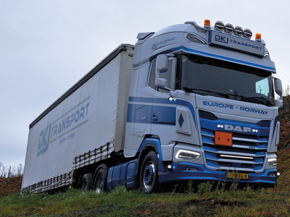 WSI WSI DAF XG+ 6x2 tag axle with 3-axle semi with curtainside trailer DKJ TRANSPORT