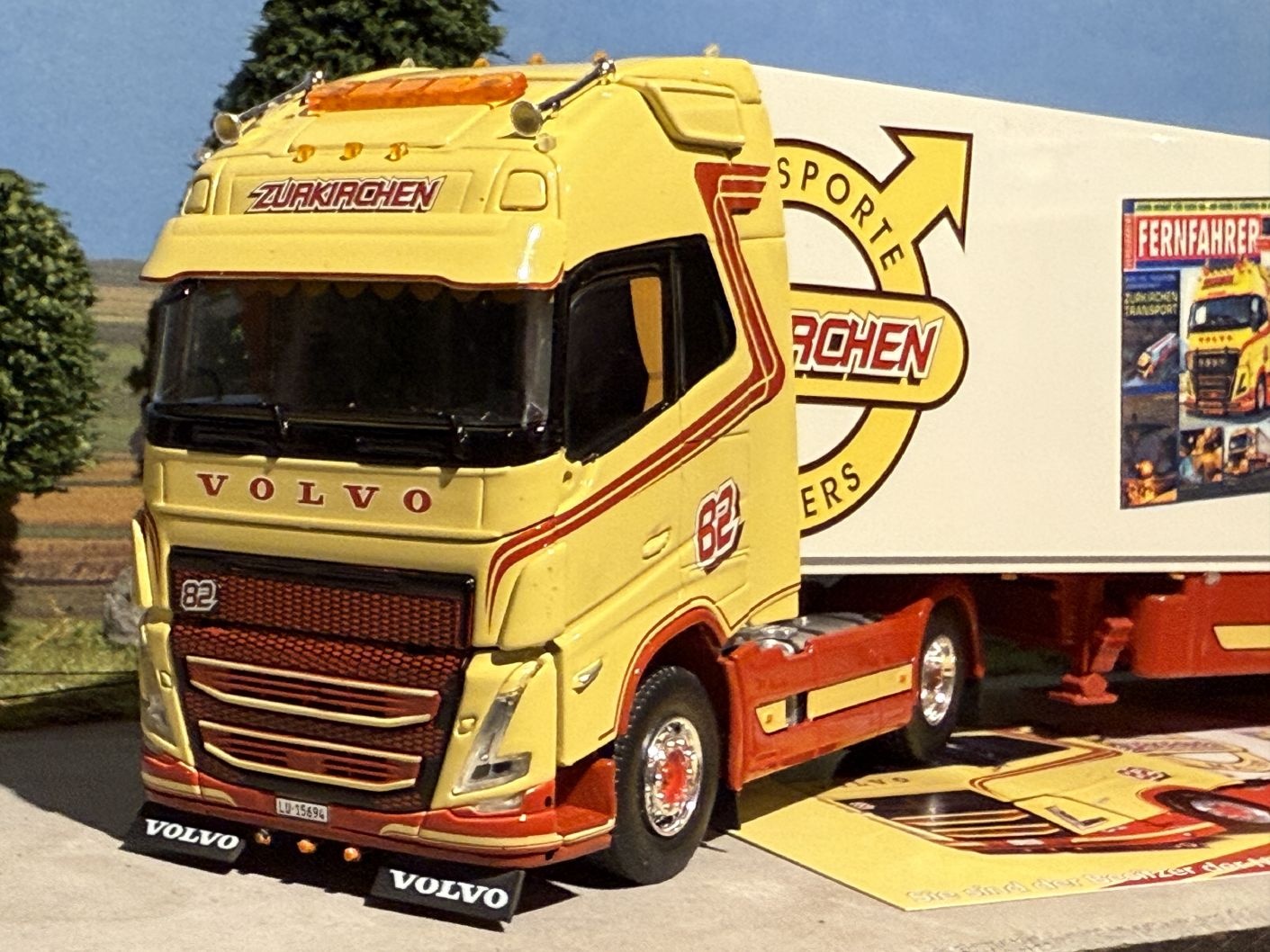 Tekno Volvo FH05 Globetrotter XL with 3-axle reefer trailer Tekno Volvo FH05 Globetrotter XL with 3-axle reefer trailer