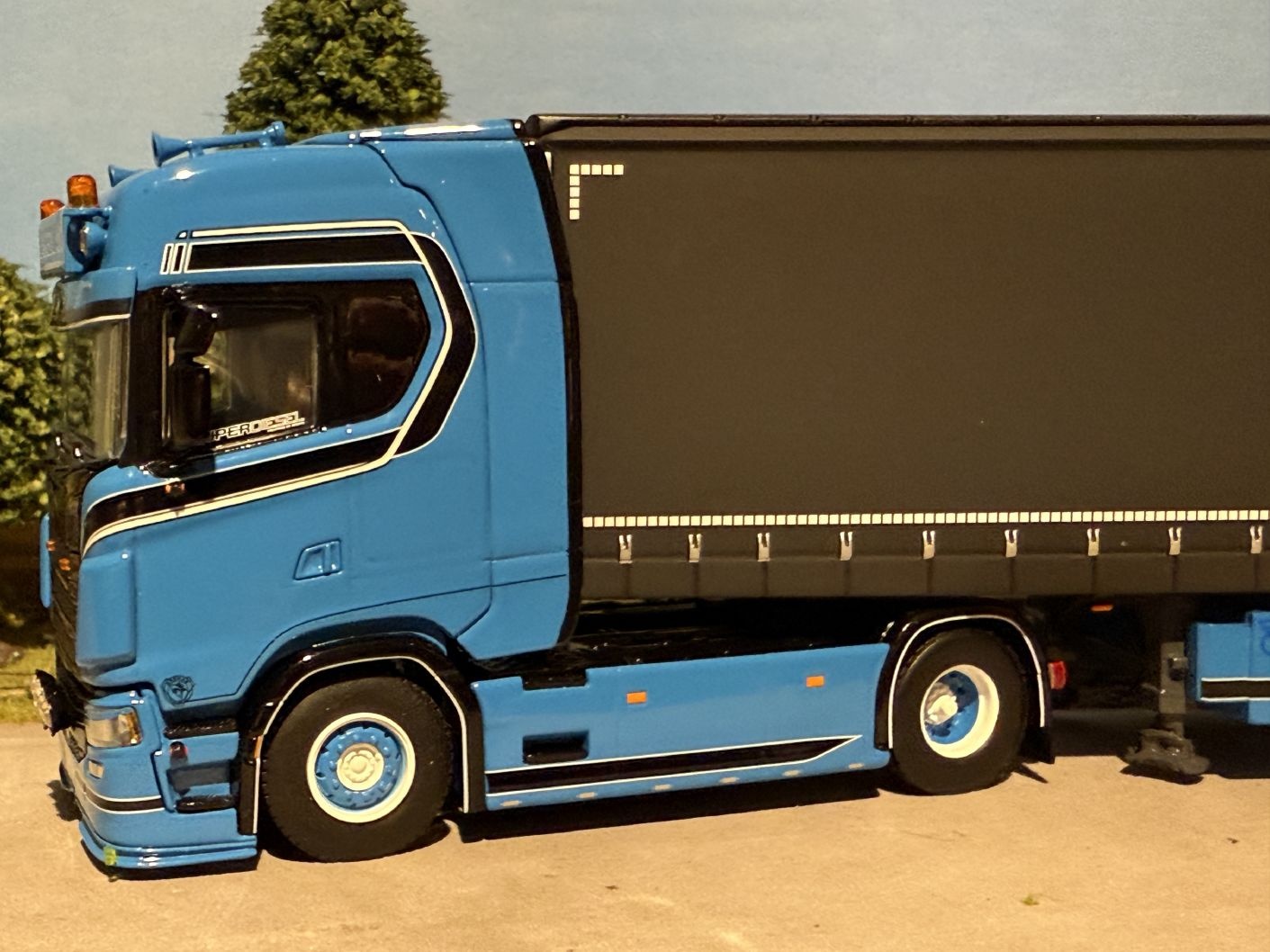 WSI Scania S Highline 4x2 with 3-axle curtainside trailer WSI Scania S Highline 4x2 with 3-axle curtainside trailer