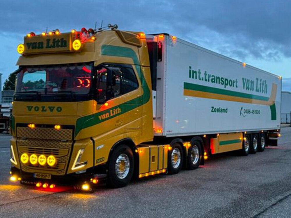 WSI WSI Volvo FH5 Globetrotter 6x2 twin steer met 3-assige koeloplegger VAN LITH