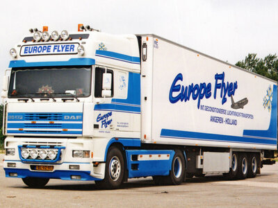 WSI WSI DAF 95XF Super Space Cab 4x2 with 3-axle reefer trailer  EUROPE FLYER