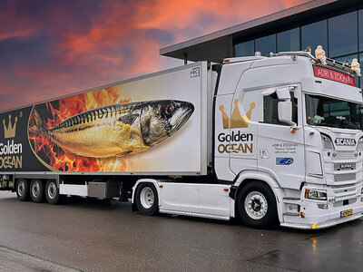 WSI WSI Scania S Highline 4x2 with 3-axle reefer trailer ADRI & ZOON