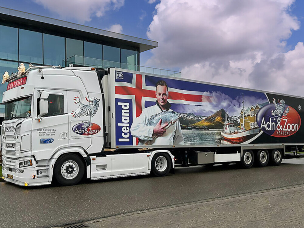 WSI WSI Scania S Highline 4x2 with 3-axle reefer trailer ADRI & ZOON