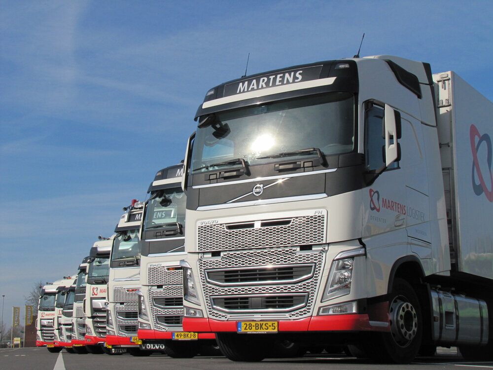 Tekno Tekno Volvo FH05  4x2 with 3-axle reefer trailer MARTENS LOGISTIEK