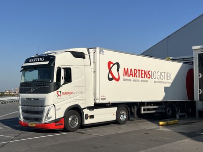 Tekno Tekno Volvo FH05  4x2 with 3-axle reefer trailer MARTENS LOGISTIEK