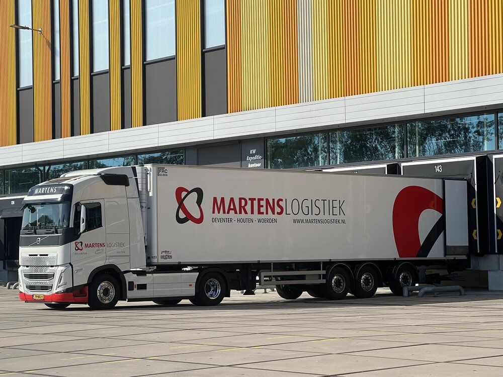 Tekno Tekno Volvo FH05  4x2 with 3-axle reefer trailer MARTENS LOGISTIEK