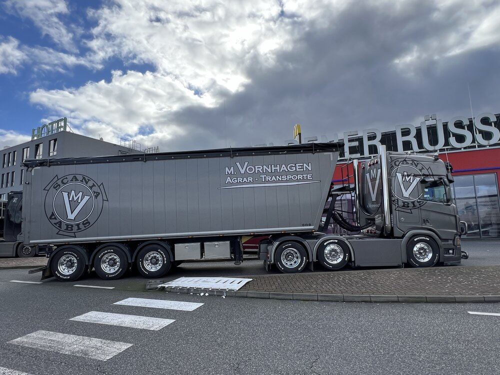 Tekno Tekno Scania Next Gen Highline 6x2 with 3-axle tipper trailer VORNHAGEN