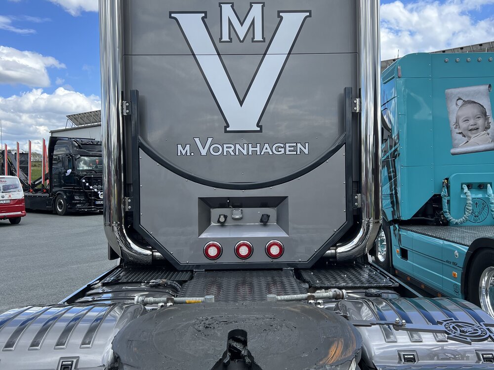 Tekno Tekno Scania Next Gen Highline 6x2 with 3-axle tipper trailer VORNHAGEN