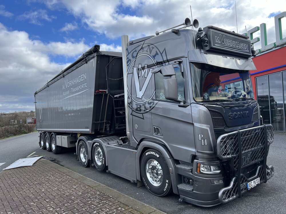 Tekno Tekno Scania Next Gen Highline 6x2 with 3-axle tipper trailer VORNHAGEN