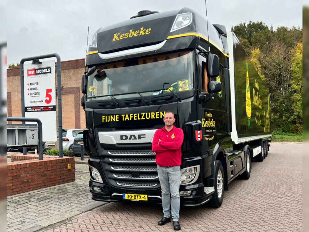 WSI WSI DAF XF Super Space Cab 4x2 met 3-as box oplegger KESBEKE "De Augurken Koning"