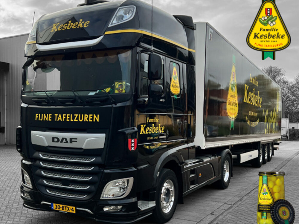WSI WSI DAF XF Super Space Cab 4x2 met 3-as box oplegger KESBEKE "De Augurken Koning"