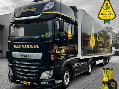 WSI WSI DAF XF Super Space Cab 4x2 met 3-as box oplegger KESBEKE "De Augurken Koning"