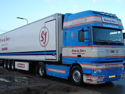 WSI WSI DAF XF95 Super Space cab  4x2 with 3-axle reefer trailer  SOREN OG JENSEN