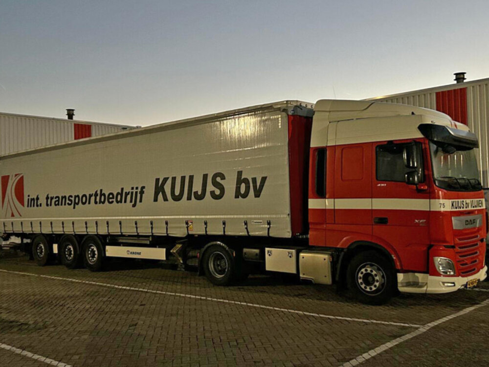 WSI WSI DAF XF Super Space Cab 4x2 met 3-as Tridec schuifzeilen oplegger KUIJS