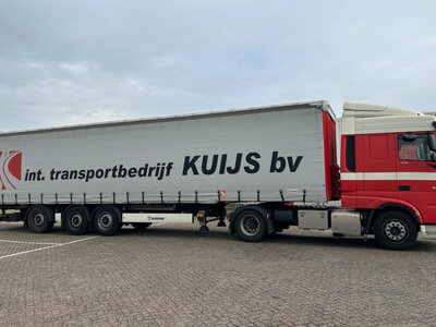 WSI WSI DAF XF Super Space Cab 4x2 met 3-as Tridec schuifzeilen oplegger KUIJS