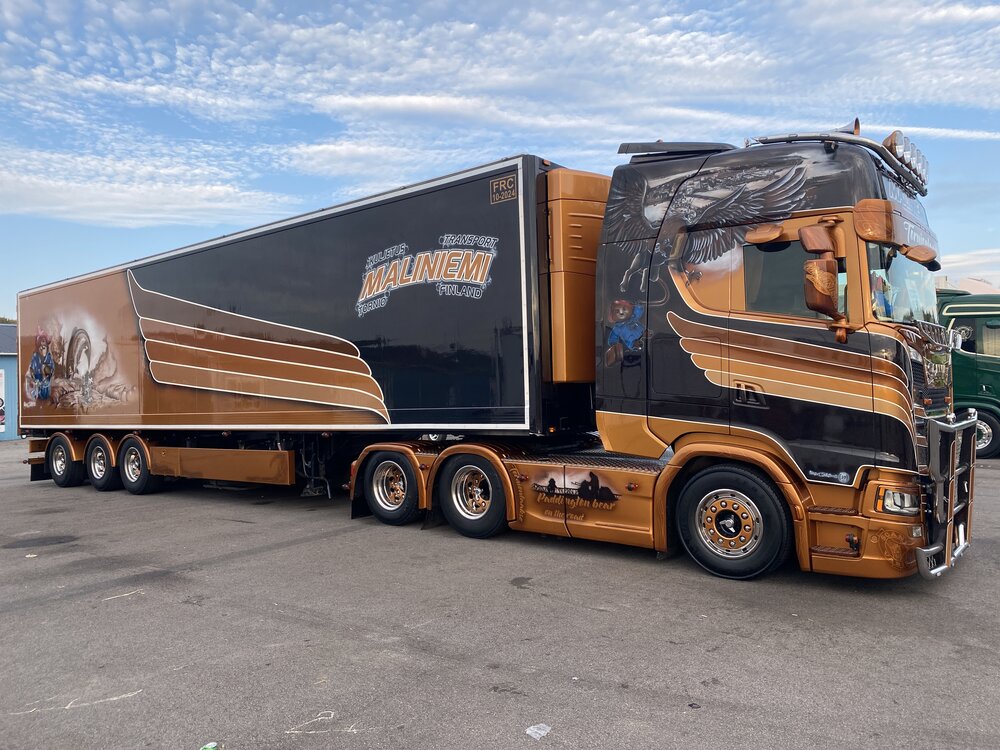 Tekno Tekno Scania Next Gen S-serie Highline met 3-assige koeloplegger MALINIEMI
