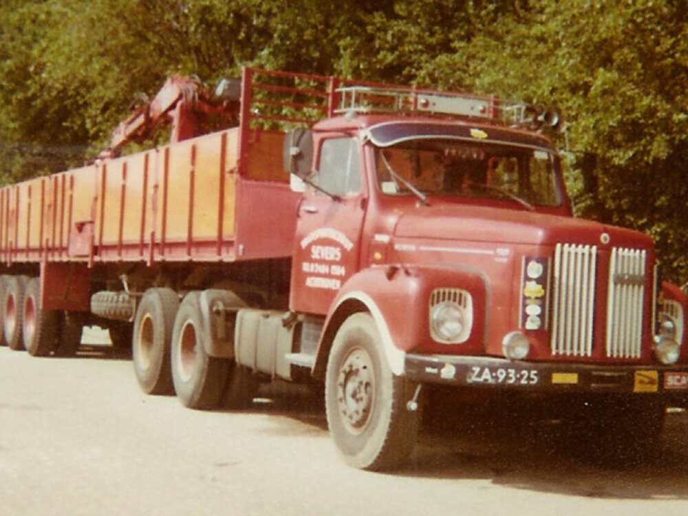 WSI WSI Scania L110 Day cab Torpedo 6x2 with 3-axle classic brick trailer SEVERS