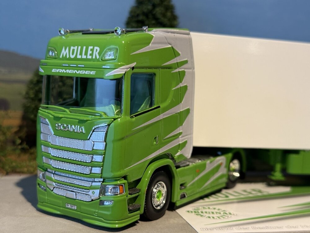 Tekno Tekno Scania Next Gen Highline with 3-axle reefer trailer MULLER "ITALIAN STYLE"