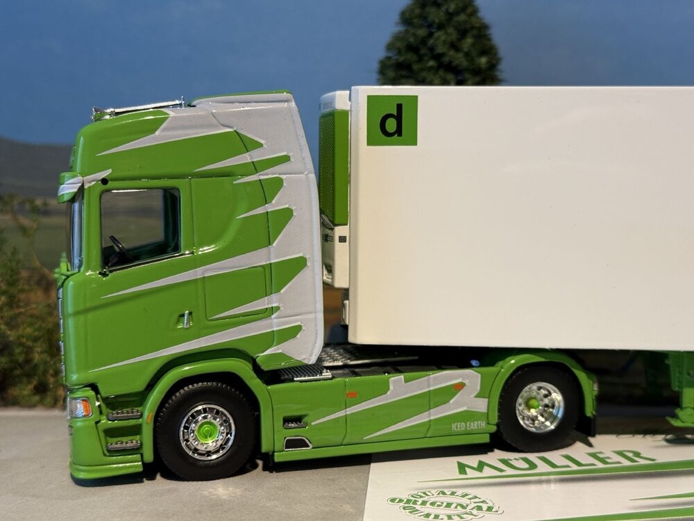 Tekno Tekno Scania Next Gen Highline with 3-axle reefer trailer MULLER "ITALIAN STYLE"