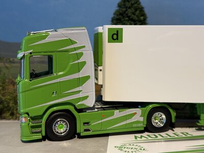 Tekno Tekno Scania Next Gen Highline with 3-axle reefer trailer MULLER "ITALIAN STYLE"