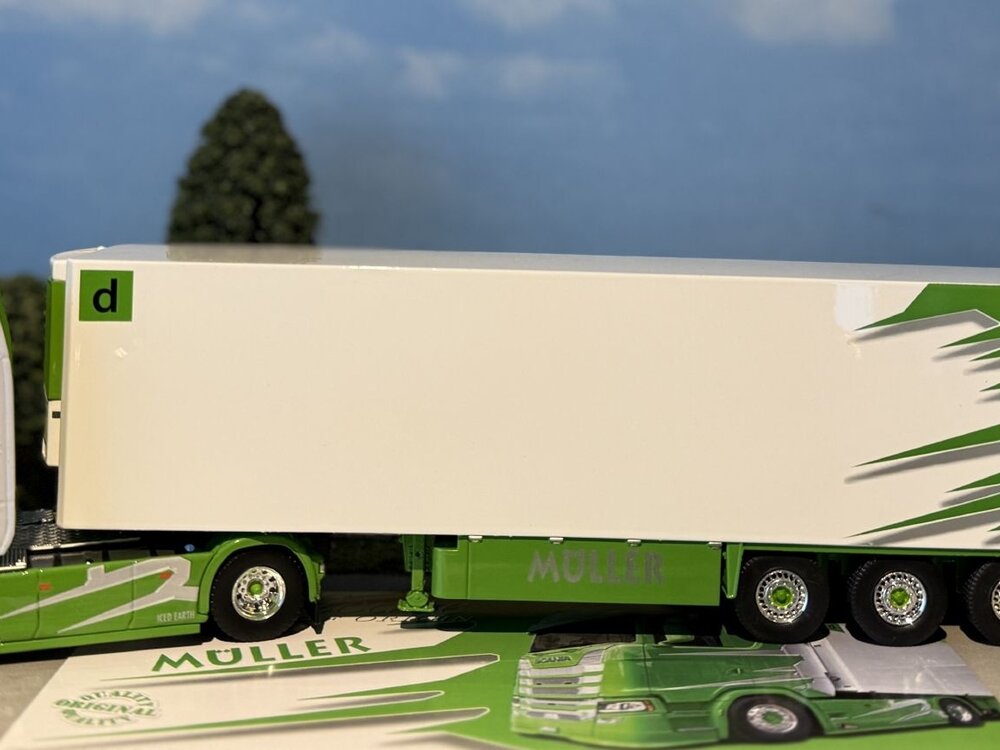 Tekno Tekno Scania Next Gen Highline with 3-axle reefer trailer MULLER "ITALIAN STYLE"