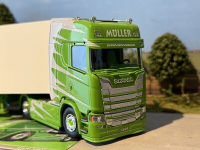 Tekno Tekno Scania Next Gen Highline with 3-axle reefer trailer MULLER "ITALIAN STYLE"