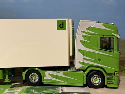 Tekno Tekno Scania Next Gen Highline with 3-axle reefer trailer MULLER "ITALIAN STYLE"