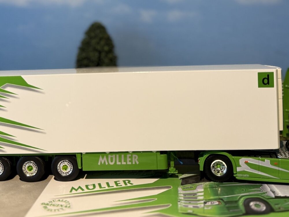 Tekno Tekno Scania Next Gen Highline with 3-axle reefer trailer MULLER "ITALIAN STYLE"