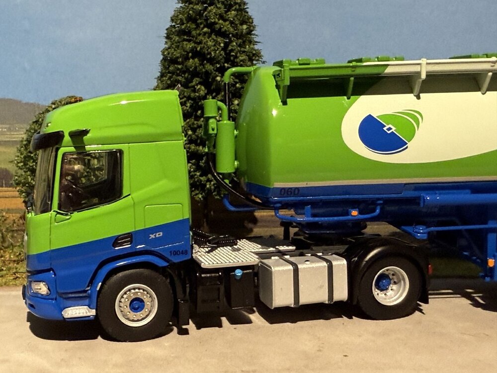 WSI WSI DAF XD SH 4x2 met 3-as veevoer bulk trailer DE HEUS VOEDERS