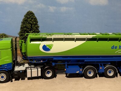 WSI WSI DAF XD SH 4x2 met 3-as veevoer bulk trailer DE HEUS VOEDERS
