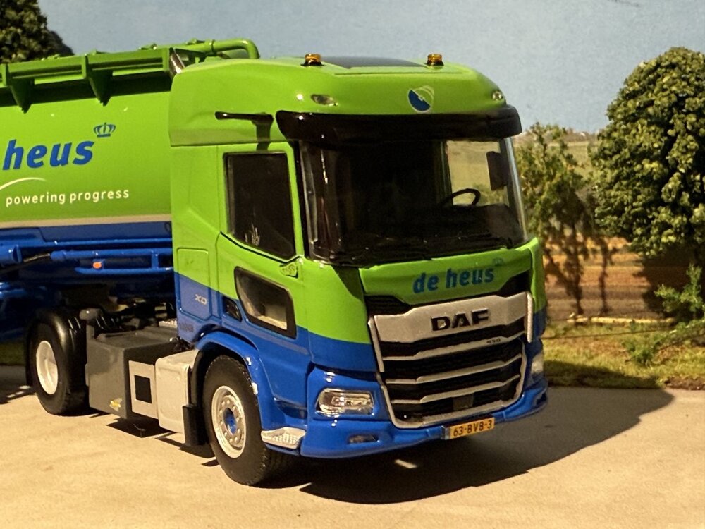 WSI WSI DAF XD SH 4x2 met 3-as veevoer bulk trailer DE HEUS VOEDERS