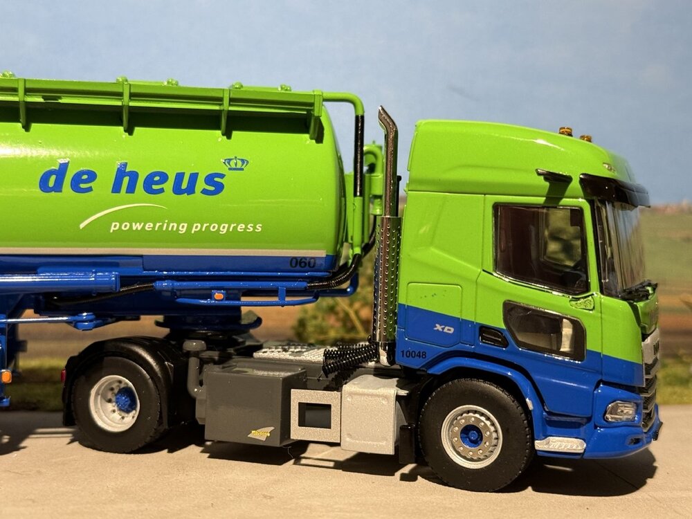 WSI WSI DAF XD SH 4x2 met 3-as veevoer bulk trailer DE HEUS VOEDERS