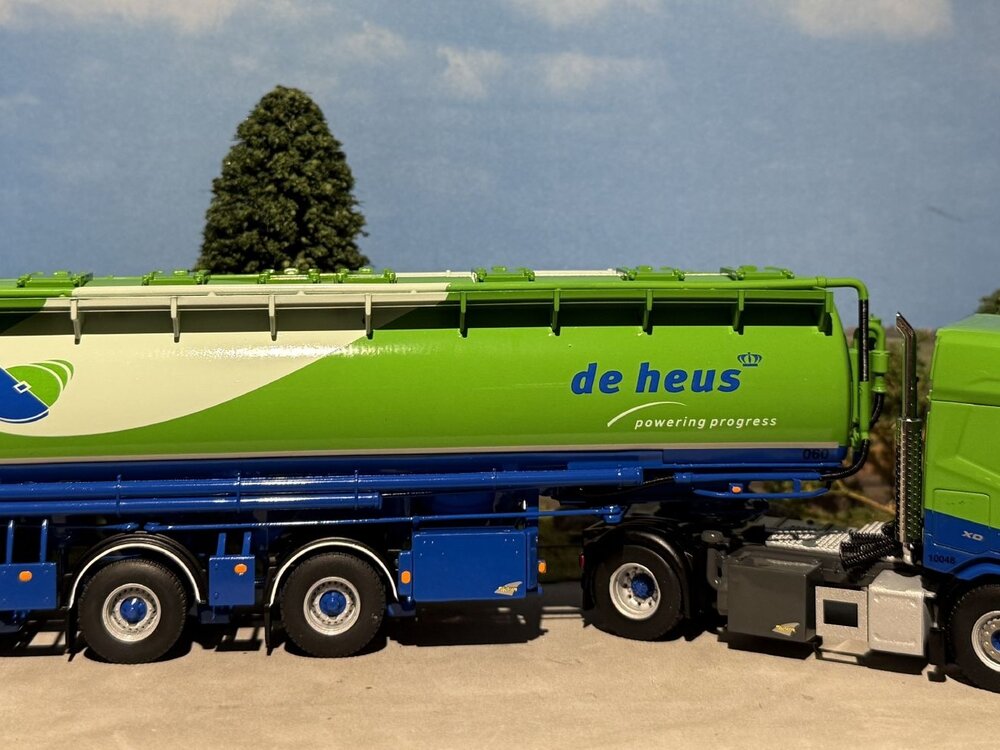 WSI WSI DAF XD SH 4x2 met 3-as veevoer bulk trailer DE HEUS VOEDERS