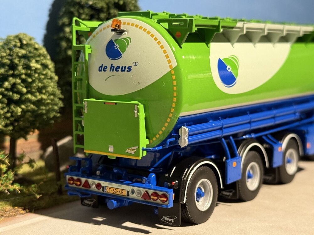 WSI WSI DAF XD SH 4x2 met 3-as veevoer bulk trailer DE HEUS VOEDERS
