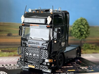 Tekno Tekno Scania R-streamline 4x2 Weeda "Shaun the black sheep " Tekno Tekno Scania R-streamline 4x2 Weeda "Shaun the black sheep "