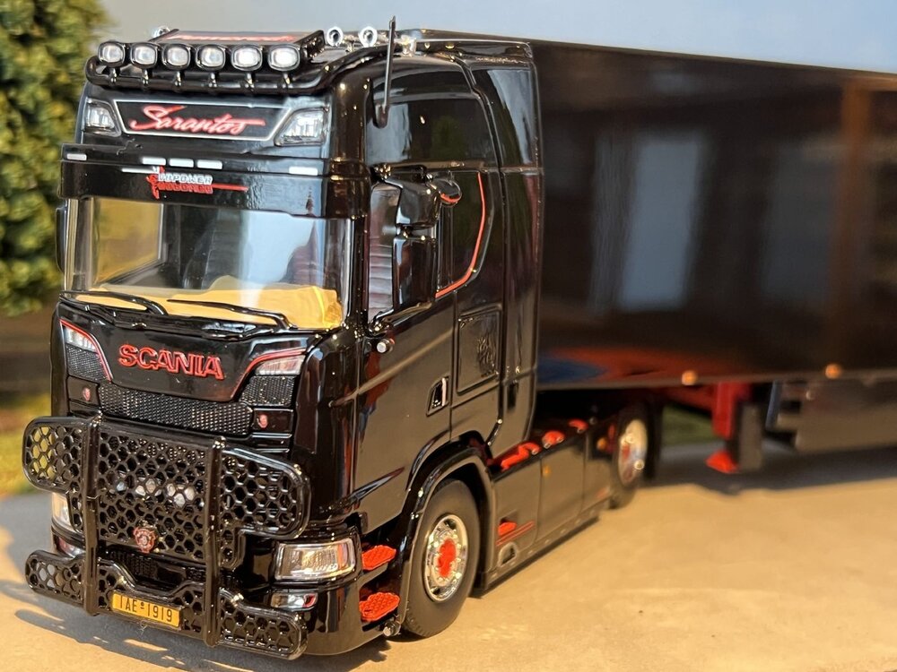Tekno Tekno Scania S-serie Highline with 3-axle reefer trailer SARANTOS
