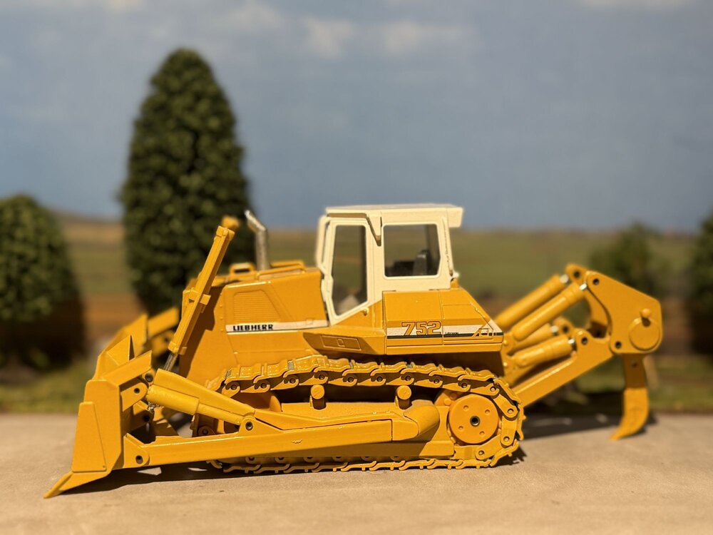 Conrad Modelle Conrad Liebherr PR 752  Litronic Crawler Tractor