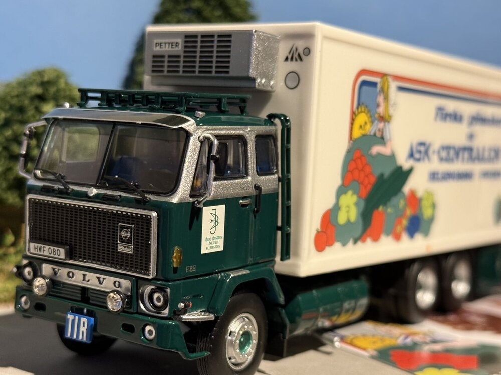 Tekno Tekno Volvo F89 6x2 rigid truck with 2-axle reefer trailer BÖRJE JÖNSSON