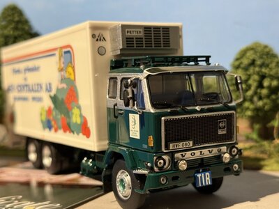 Tekno Tekno Volvo F89 6x2 rigid truck with 2-axle reefer trailer BÖRJE JÖNSSON