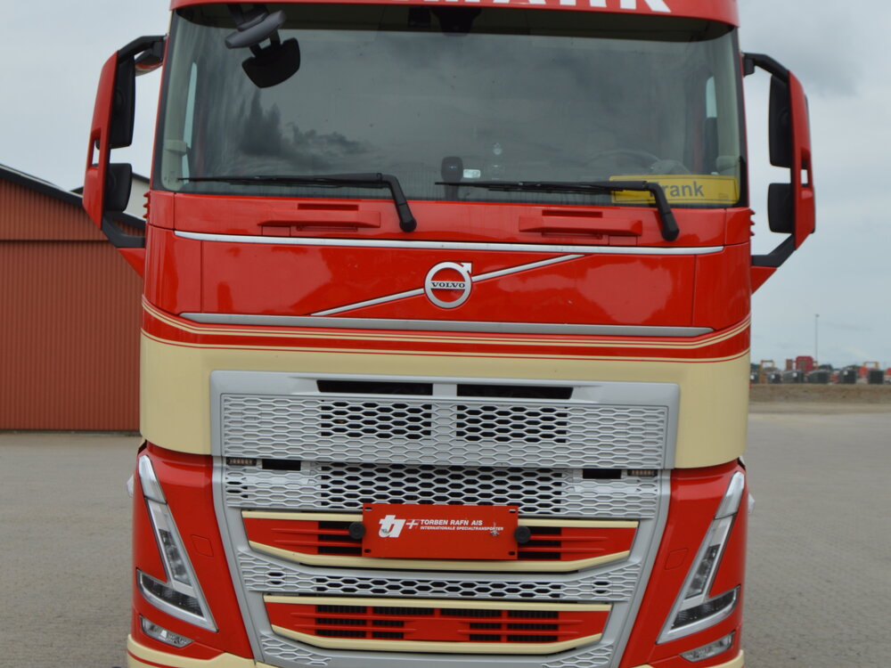 Tekno Volvo FH05 Globetrotter XL 6x4 with 4-axle Goldhofer Tekno Volvo FH05 Globetrotter XL 6x4 with 4-axle Goldhofer