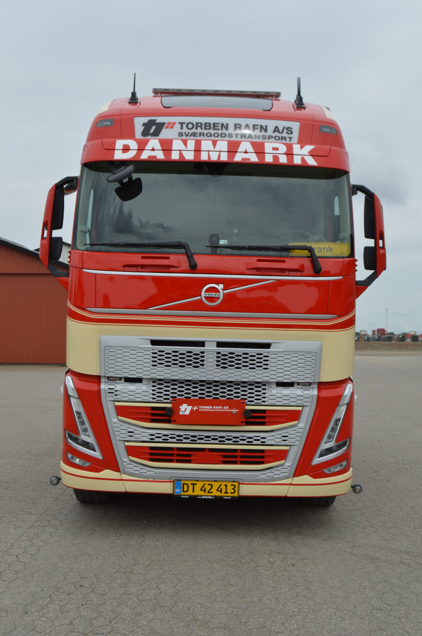 Tekno Volvo FH05 Globetrotter XL 6x4 with 4-axle Goldhofer Tekno Volvo FH05 Globetrotter XL 6x4 with 4-axle Goldhofer